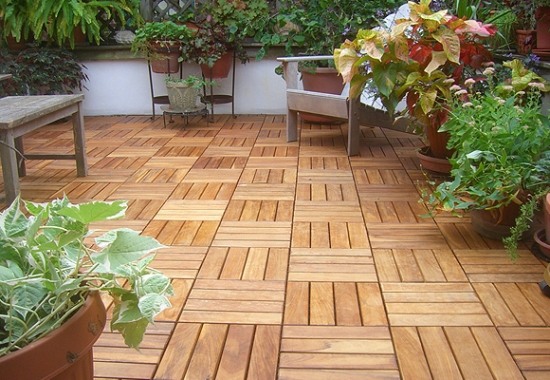 بلاط خشبي لأفكار الشرفات يغطي الأرضية