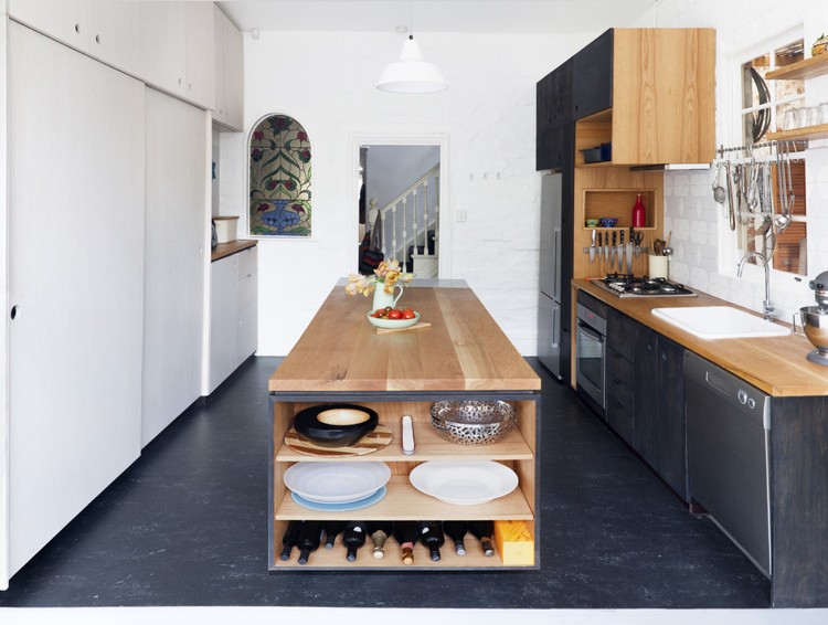مطبخ حديث مع مساحة تخزين كبيرة من الخشب الأسود والأبيض