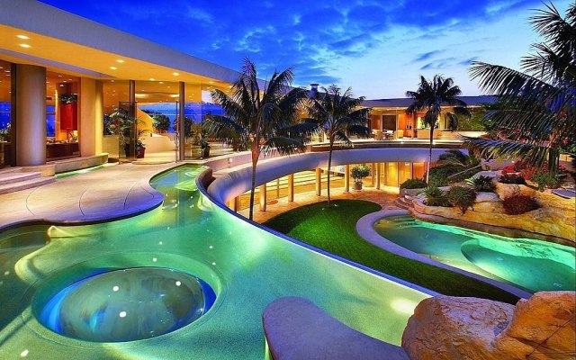 حمام سباحة على الشرفة تصميم شكل منزل مستقبلي فناء حديقة