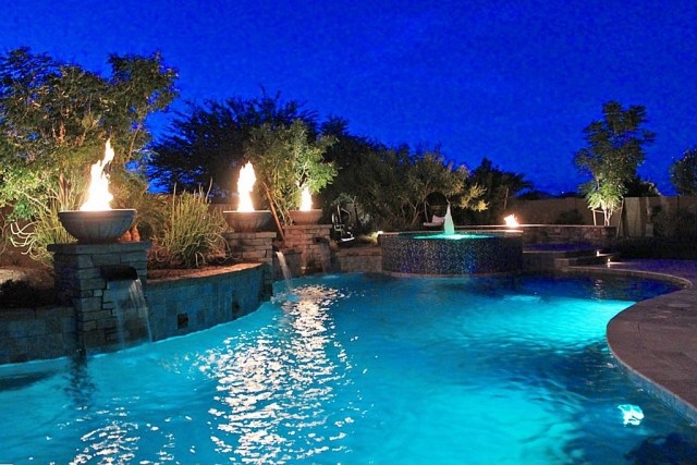 حمامات السباحة - حواف متعرجة - إضاءة ليلية - كسوة بالحجارة - حفر نار