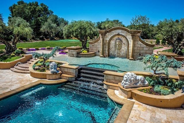 حمام سباحة مع نافورة جدار حديقة أجواء أسرة زهور