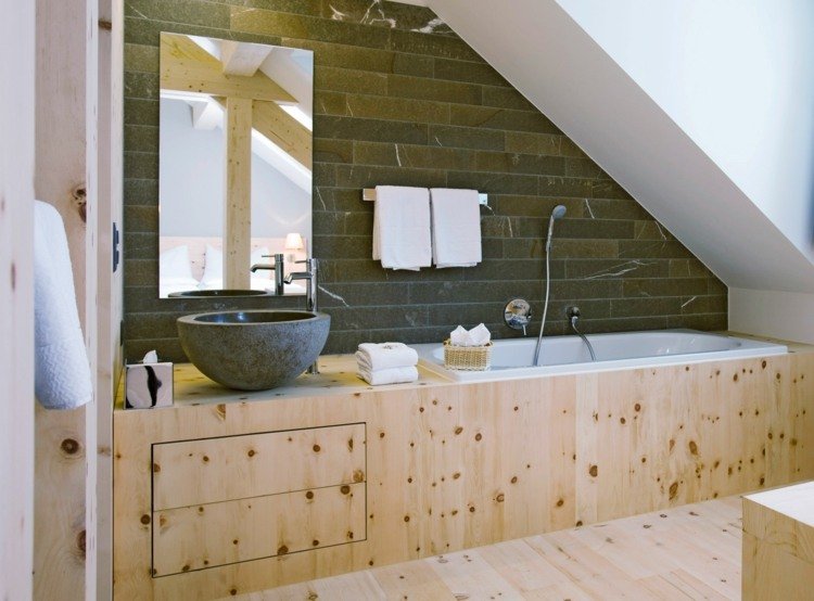 تصميم الحمام ، الألواح الخشبية الساطعة ، بلاط الحجر الأخضر ، سقف مائل