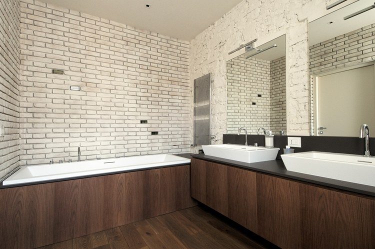 تصميم الحمام جدار من الطوب الأبيض الألواح الخشبية حوض الاستحمام