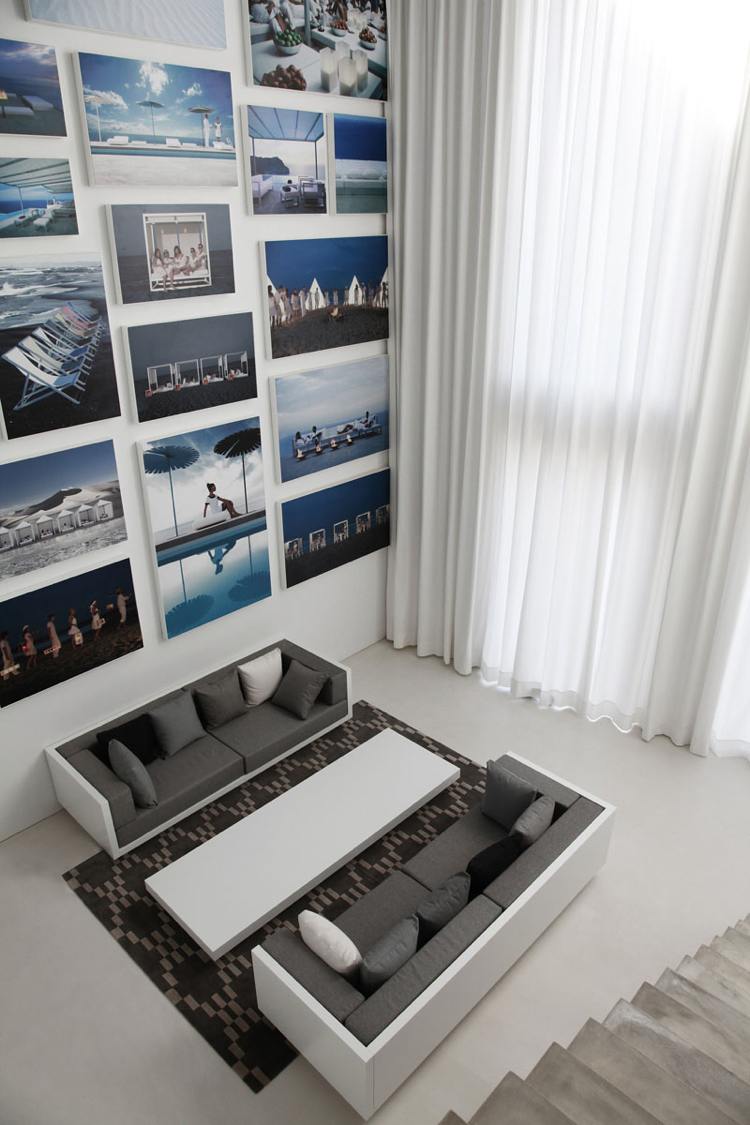 المعيشة-الأفكار-المعيشة-غرفة المعيشة-الطابق العلوي-الأريكة-الأبيض-الرمادي-صورة الجدار البحري