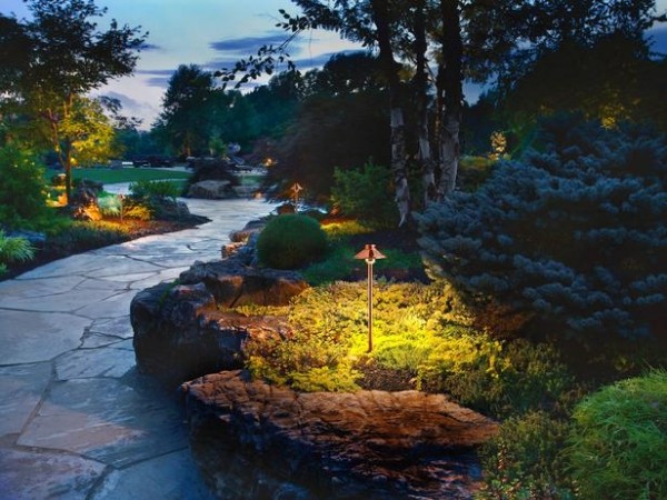 أفكار لإضاءة الحديقة تبرز الزخرفة الحجرية