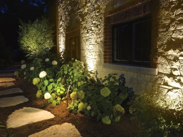 أفكار للإضاءة في الحديقة تضيء جدران المنزل