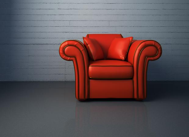 كرسي بذراعين-أحمر-أزرق-تصميم-جدار-فكرة