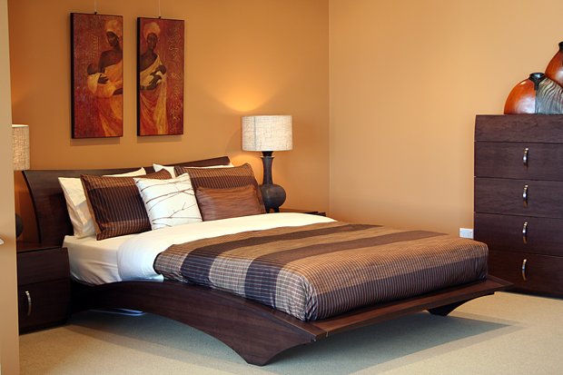 سرير-نوم-غرفة-خشب-فكرة-تصميم-صغير