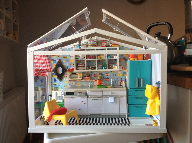 قم ببناء بيت الدمى الخاص بك-IKEA-greenhouse-kitchen-play