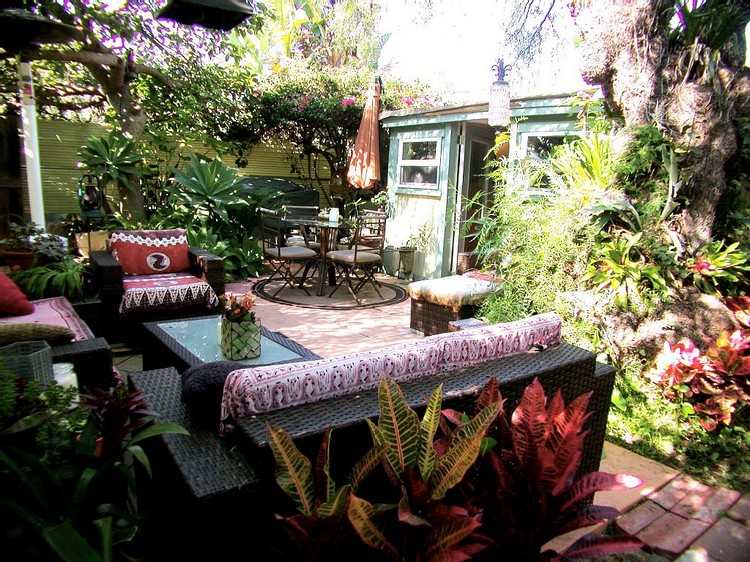 شرفة حديقة-على الطراز البوهيمي-أسود-روطان-جلوس-وسائد-مقاعد ملونة