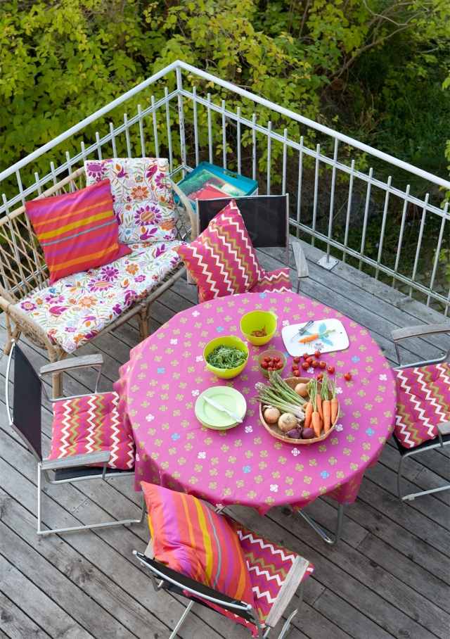 شرفة بوهو أنيقة ملونة بألوان زاهية ونمط منطقة طعام وردية