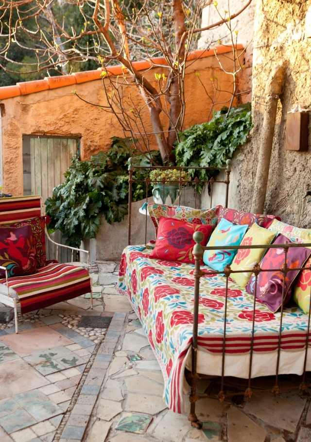 شرفة على الطراز البوهيمي الديكور أريكة سرير معدنية الوسائد الملونة