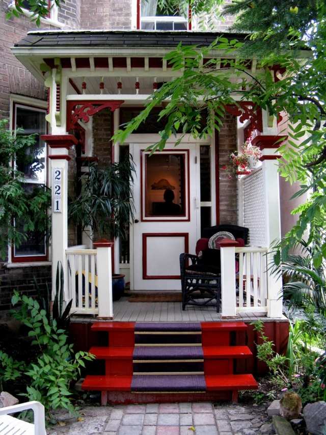 منزل الشرفة الصغيرة الدرج الأحمر كرسي بذراعين