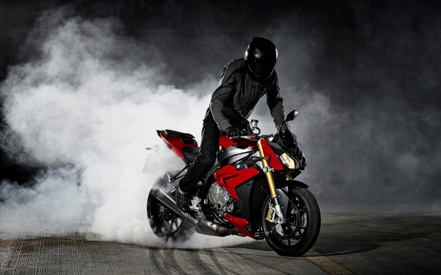 تجربة ركوب الدراجات النارية BMW S 1000 R 2014