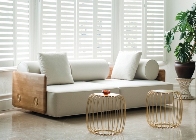 الأريكة مصمم إطار خشبي وسائد بيضاء دي لا إيسبادا DECO Autoban
