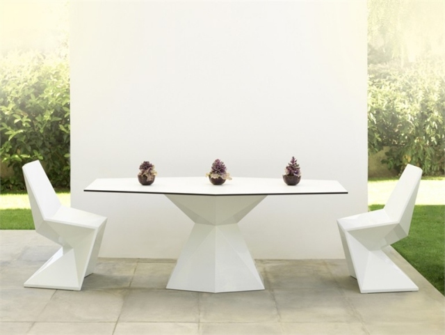 طاولة حديقة بيضاء شكل نحتي VERTEX VONDOM