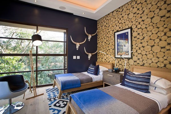 سرير منفصل حديث نافذة زرقاء فاتحة منضدة عناصر خشبية زرقاء