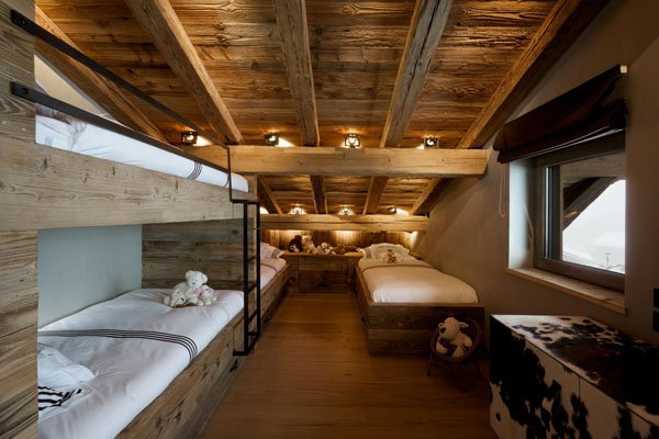 غرفة نوم طويلة بني داكن بكرات النوافذ مصابيح السقف شعاع الخشب