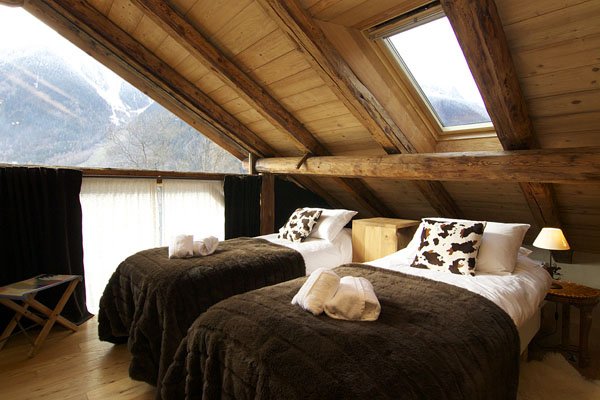 مناظر طبيعية خضراء وطاولات سرير منفصلة وأرضية خشبية منفوشة ناعمة