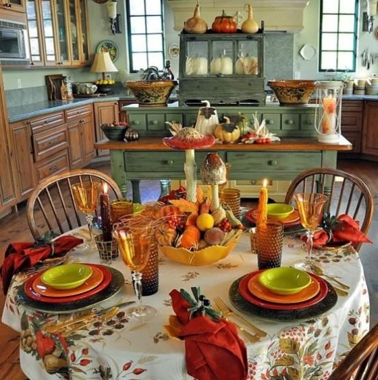 مائدة طعام مغطاة أفكار الديكور الخريف في داخل المطبخ