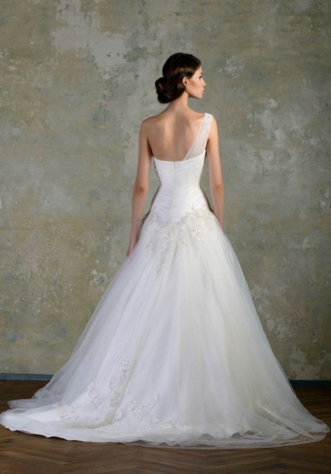فستان زفاف-انيق-تصميم-رومانسي-زخرفة-دانتيل-كتف واحد