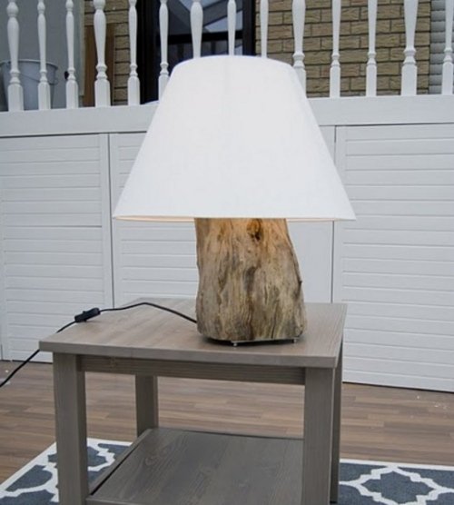 أفكار ديكو من عناصر جذع الشجرة في زخرفة مصباح الطاولة الداخلية