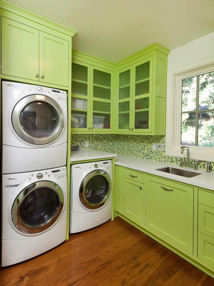 غرفة غسيل حديثة - واجهات مطبخ - نيون أخضر - فستق حلبي - مطبخ حائط - فسيفساء - أرضية خشبية
