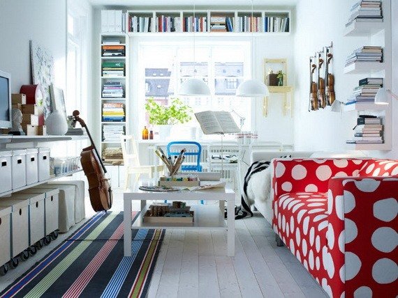 غرفة المعيشة-تصميم-أفكار-ايكيا-مكتبات-حمراء-كنبة