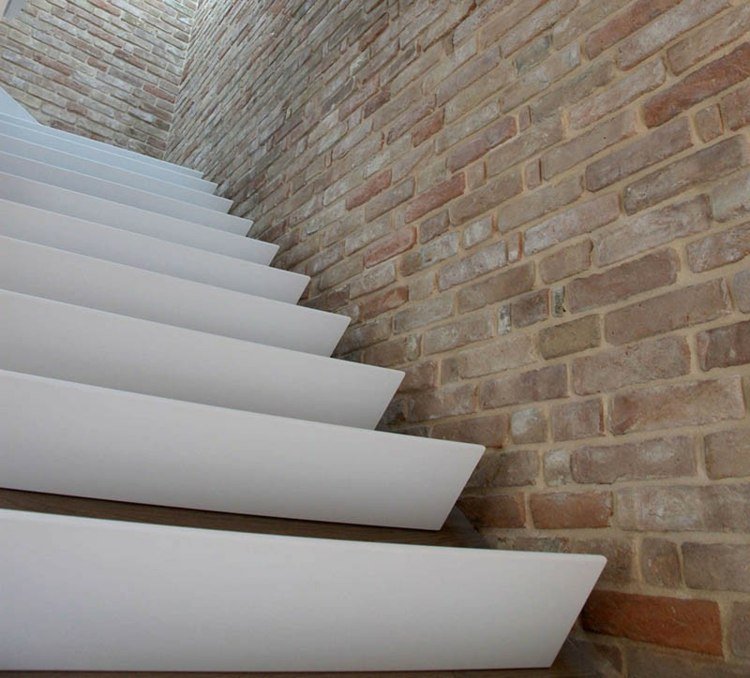 تصميم الدرج الأبيض خطوات الجدار الصناعي الحديث