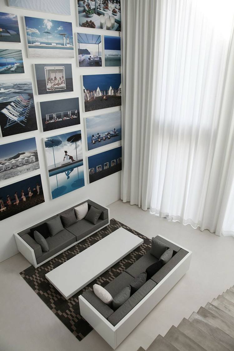 فكرة تصميم أريكة بيضاء رمادية الحائط صور داخلية كبيرة