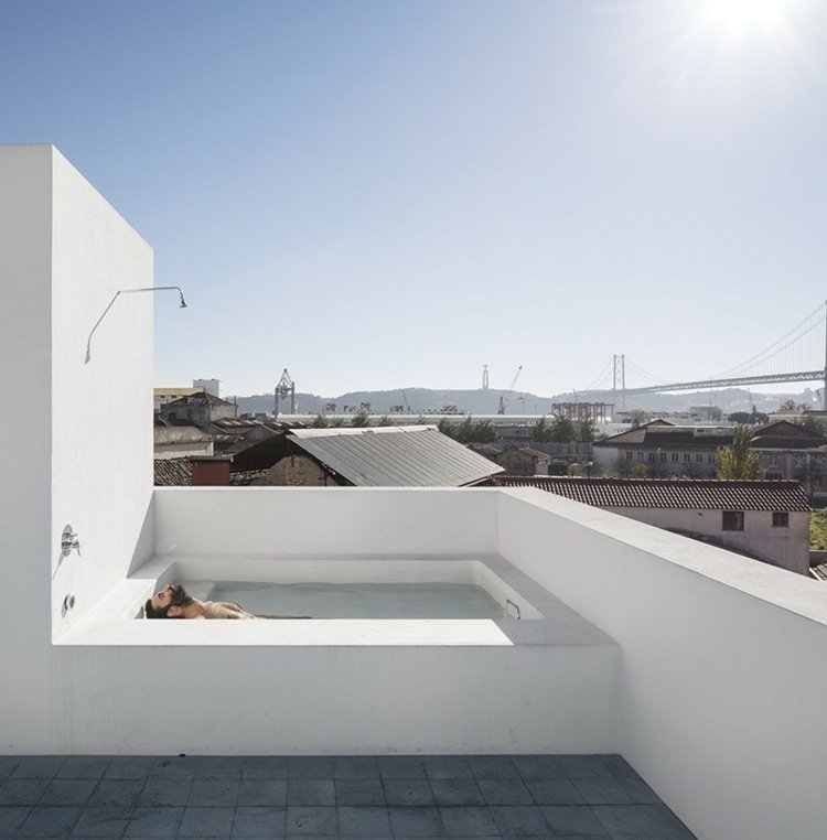 فكرة التصميم سقف شرفة حوض الاستحمام نظرة فاخرة