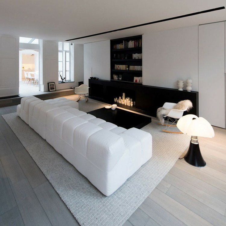 أفكار التصميم الداخلي أريكة بيضاء مدفأة الشموع مصباح أرضي طاولة قهوة سوداء