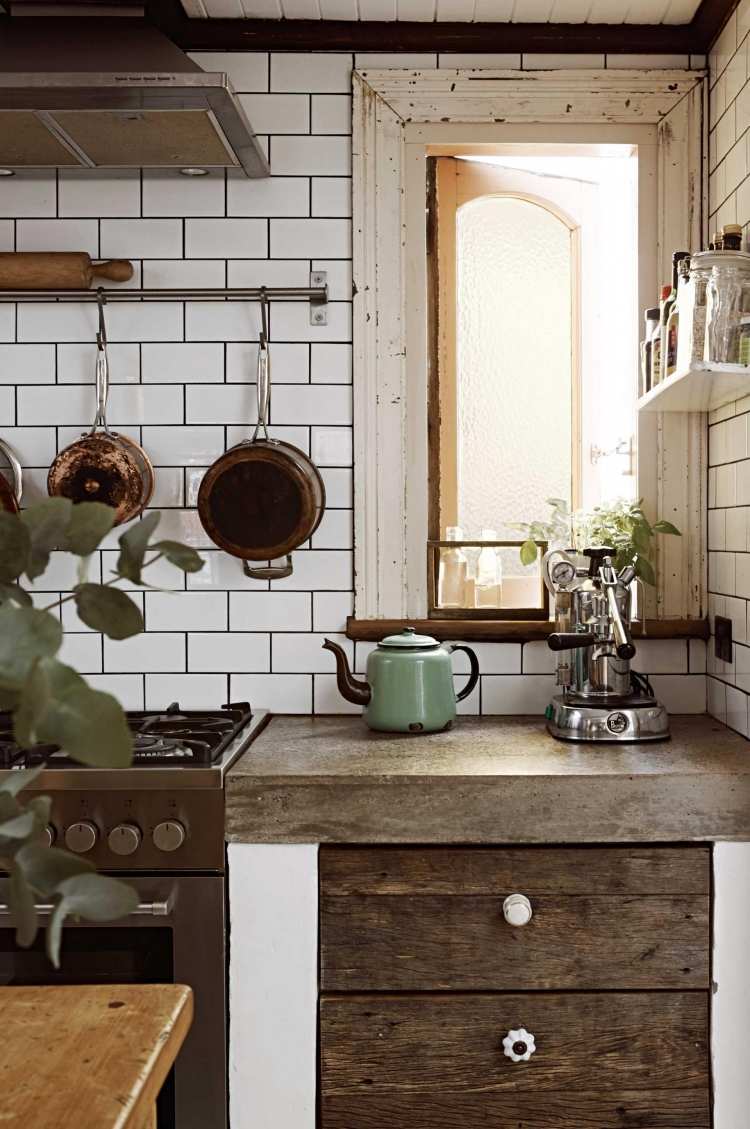 أبيض-ريفي-مطبخ-خشب-طبيعي-بلاط-مطبخ-جدار-نافذة-قديم