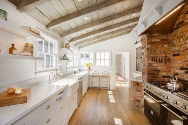 غرفة المطبخ - سقف منحدر - أثاث أبيض - واجهات - جدار - بلاط - هيكل