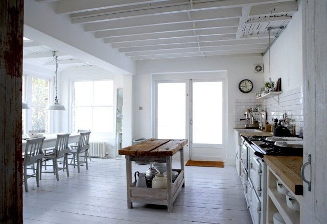 أبيض - ريفي - مطبخ - ألواح أرضية خشبية - مشرقة وواسعة