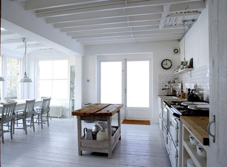 أبيض-ريفي-مطبخ-عتيق-ألواح أرضية-سطح عمل-موقد غاز-خشب-مطبخ جزيرة