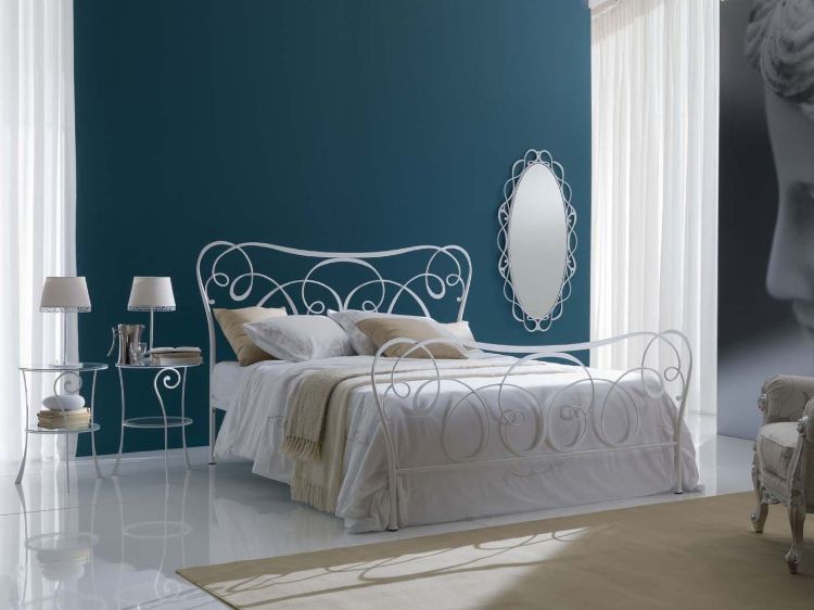 تصميم-أثاث-غرفة نوم-أبيض-سرير-بياضات-بلاط-شديد اللمعان-أزرق-حائط