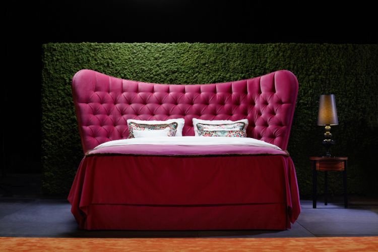 تصميم-أثاث-غرفة نوم-وردي-منجّد-بياضات-سرير-أخضر-جدار-أزرق-سجاد-بني-مصباح طاولة