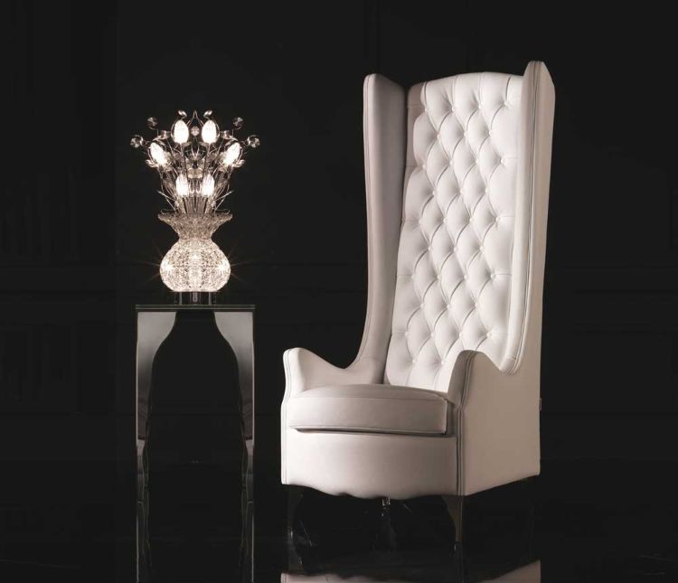 تصميم-أثاث-كرسي بذراعين-أبيض-طاولة-مصباح-كريستال-أسود-حائط-أرضي-شديد اللمعان