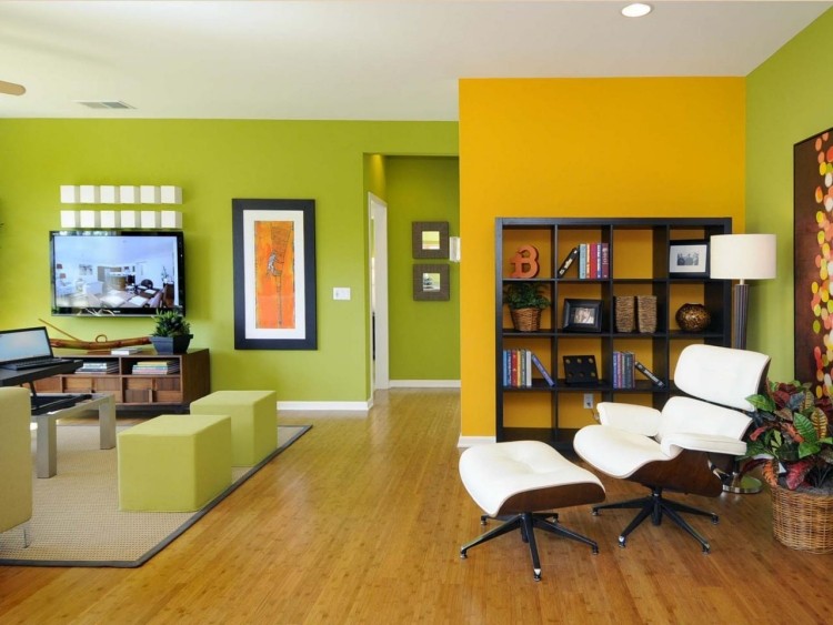 غرفة المعيشة-أفكار-ألوان-قوي-حديث-لون-أخضر-أصفر-خيزران-أرضية-كرسي بذراعين-رف جداري