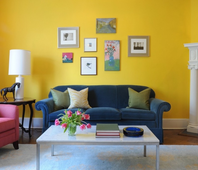 غرفة المعيشة-أفكار-ألوان-قوية-لون الحائط-أصفر-أريكة-زرقاء-صورة-كرسي-بذراعين-وردي-أبيض
