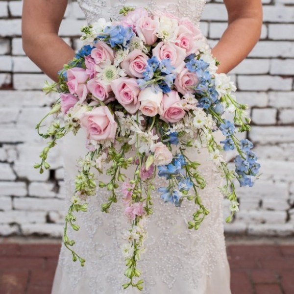 الوردي-الأزرق-فكرة-تصميم-باقة العروس