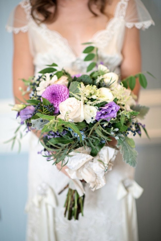 -باقة-زفاف-أنيقة-طبيعية-خضراء-زهور الزفاف