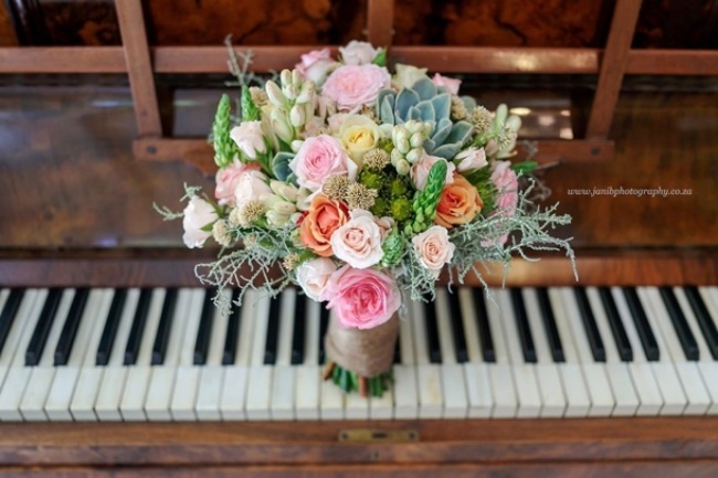 أفكار الزفاف باقات كل موسم الزهور خلفية البيانو