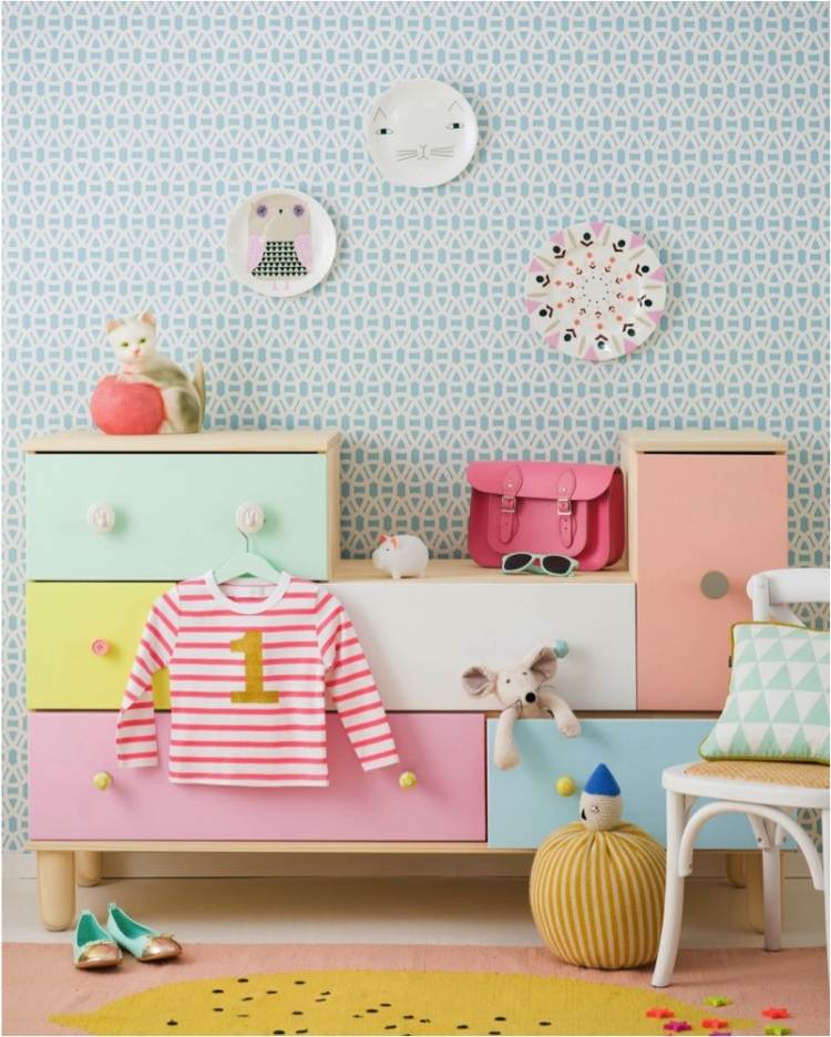 ألوان الحائط-الأفكار-غرفة الأطفال-منقوشة-الطفل الأزرق-الأبيض-تسريحة-أدراج-ديكور-ألعاب محبوب