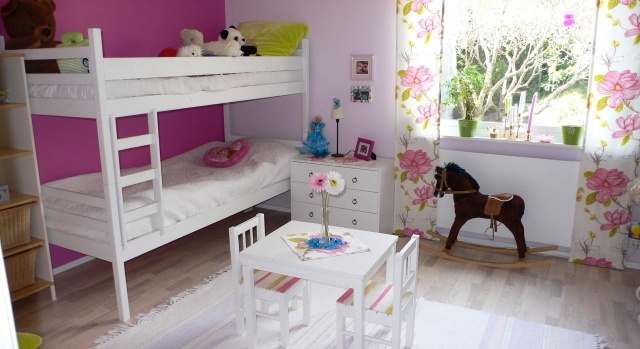 -ألوان-أفكار-غرفة أطفال-فوشيا-لهجة جدار-سرير-سرير-أبيض-أثاث
