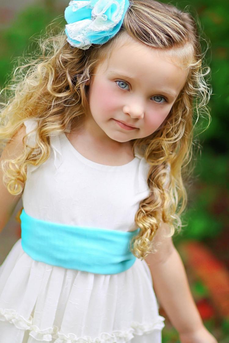 تسريحات الشعر للأطفال للبنات تجعيد الشعر القوس أزرق فاتح فستان حزام أبيض