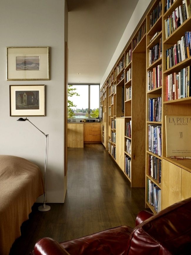 أفكار الخشب الطبيعي الفاتح للمكتبة المنزلية الحديثة