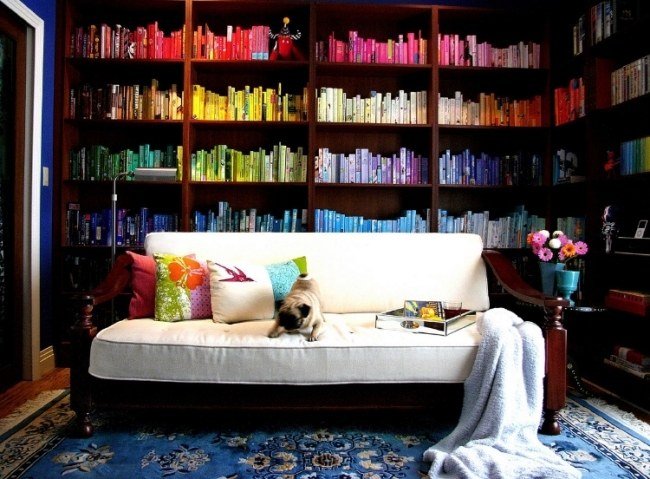 أفكار كتب ملونة لمكتبة منزلية حديثة