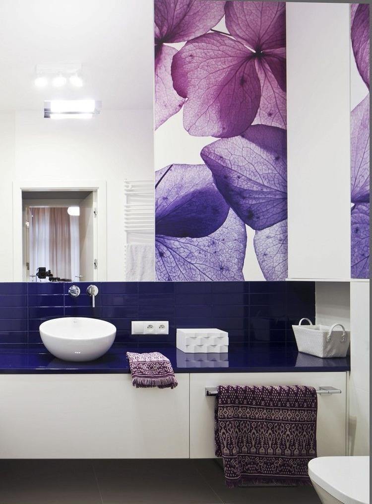 معيشة-أفكار-حمام-بدون-نافذة-أبيض-أزرق داكن-زهرة الكوبية-جدار الصورة
